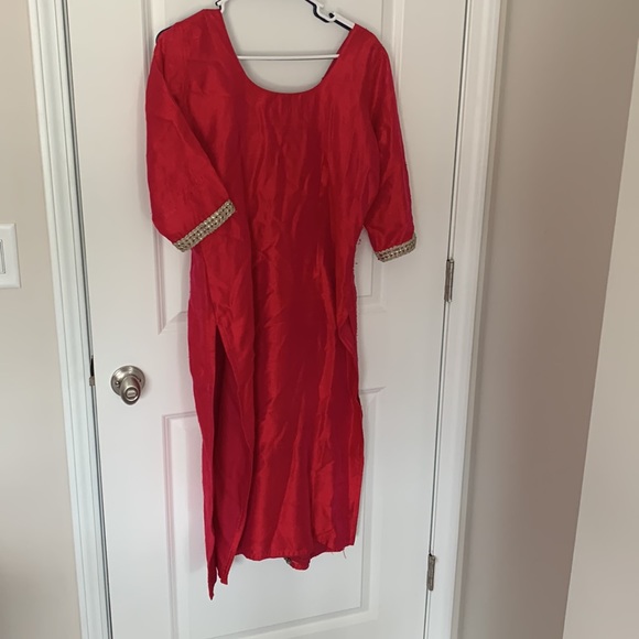 A red kurti with embroidery in the middle and on the sleeves - Picture 3 of 3